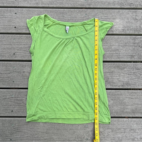 Charlotte: Green Cotton Short-Sleeve Women's Top. Size Large. - Picture 5 of 11